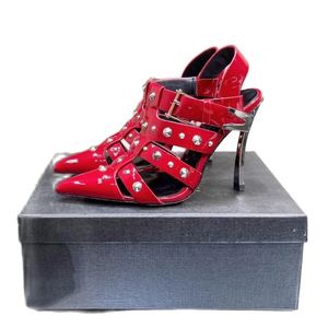 2023 여자 샌들 패션 패션 섹시한 금속 슬림 샌들 유럽과 미국 연회 나이트 클럽 리벳 신발