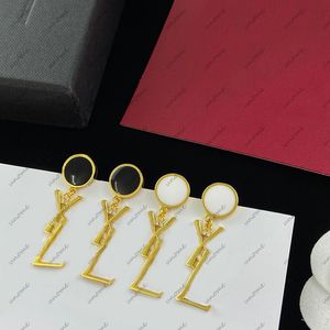 Brincos de garanhão dourado para mulheres, designers de luxuros, designers adoram brincar de moda clássica pingente y letra pérola brinco