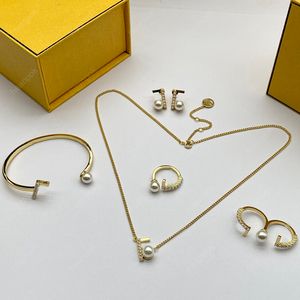 Women Necklace Designer Jewelry Gold Chains Bracelet Pearl Rings Cuff Bangle Men Diamond Earrings F Accessories With Box