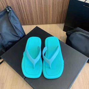 2023 Ny mode sommarmode tofflor mjuk botten bokstav fast färg dam flip-flops inomhus badrum anti skid utomhus fritid sandstrand sandal tofflor