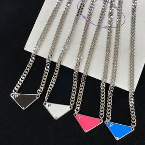 23 Herrkvinnor Triangel Letter Pendant Necklace Chunky Chain Necklace Unisex Party Gift Topps Quality Jewelry