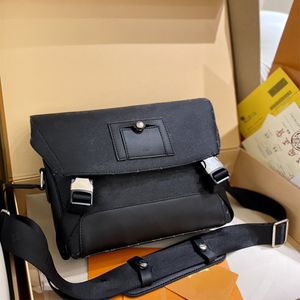 Designer Laptop Bags For Man Luxurys Design Voyagers Crossbody Bag Shoulder Flip Fashion School Business Purs Black Wide Shoulder Strap 48494