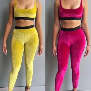 Bras feminino define o maiô de duas peças de traje de banho de biquíni quando a pintura de verão se veste e segue a moda