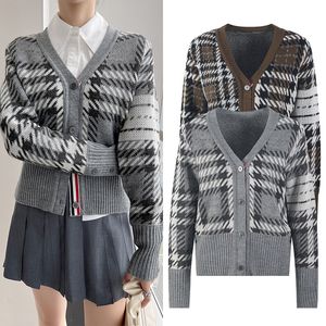 Herrtröjor tröjor högkvalitativa temperament brittiska college stil retro grå design sense tb houndstooth randig stickad topp cardigan kvinnors kappa 230114