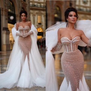 Luksusowe sukienki ślubne syreny długie rękawy v szyja 3D koronkowe koraliki diamenty cekiny Aplikacje formalne sukienki Przy peleryna
