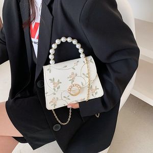 Kvällspåsar varumärke broderad axel för kvinnor 2023 Luxury Pearl Handväska och Purses av hög kvalitet fyrkantig väska designer crossbody