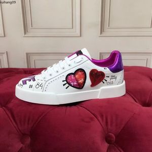 Lady Flat Sapatos casuais viajará Lace-up Sneaker Cowhide Letters de moda Mulher White Brown Shoe Platform Men Ginásio RH009269