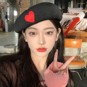 BERETS RÖDA KÄRLEK BERET CAP Women's 2023 Spring and Summer Thin Section Breattable Milk Silk Painter Hat visar litet ansikte