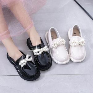 Flat Shoes 2023 Autumn Girls Children Leather Flats Black Patent With Pearls Beaded Fashion Kids For Wedding Party Soft