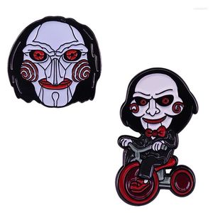 Broszki Jigsaw Billy Mechanical Puppet Badge Horror widział pink klaun broszka Halloween Flair Dodatek