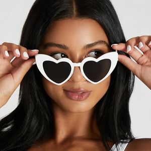 Solglasögon White Heart Women Designer Luxury Plastic Frame Clear Classic Vintage Cateye Sun Glasses Female Cute Love Eyewear