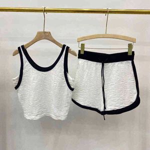 Artilhas femininas casuais da marca Terno tricotado de ver￣o feminino estilo estranho de estilo estranho e branco colete casual shorts pequenos de duas pe￧as magros