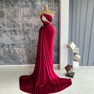 Formalne sukienki na studni z czerwoną syreną dla kobiet satynowe krystalicznie bez ramiączki