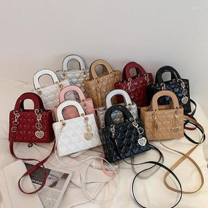A113 Emed Heart Evening Bags Designer Leisure Handväskor Chic Patent Leather 2023 Liten axel Messenger Purse