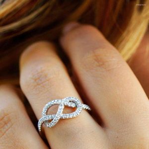 Anéis de casamento Huitan Fancy Twist Shape Silver Color Cubic Zirconia Ring Mulheres temperamento Bandas femininas Item de joias da moda