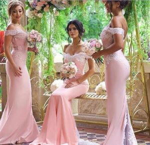 2023 Różowa syrenka druhna sukienki z pasków ramionowych Ruffle Długość podłogi koronkowa aplikacja Rucha bez rękawów