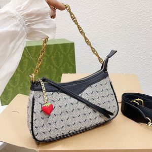 Bolsa de ombro de hobo Bolsas de transfer￪ncia de Bolsa de bolsa de bolsa feminina impress￣o cl￡ssica de letra de letra de morango aberto Decora￧￣o de morango Remov￡vel Bordado com cinta de ombro