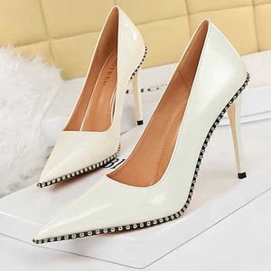 حذاء فستان أحذية بيضاء مضخات براءة اختراع أحذية جلدية عالية الكعب الخنزير الحفلات الفاخرة أحذية معدنية السلسلة الكعب الكعوب أحذية 220117