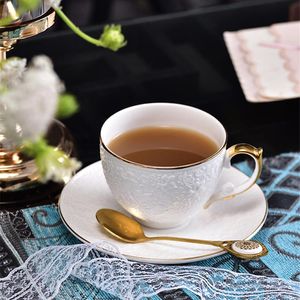 Filiżanki spodki Biała kubek kawy Pluysk europejski luksusowy kości China Flower Tea Teapot Tlak Plate Home Exquite Kubek dla