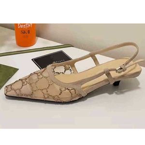 Sandálias 2023 estilo casual de luxo primavera e verão novas sandálias de couro oco salto de gato com strass malha feminina Baotou chinelos médios