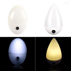 Luci notturne 2 pezzi sensore di luce LED 220 V spina UE lampada a bassissimo consumo caldo/bianco per la casa soggiorno illuminazione camera da letto per bambini