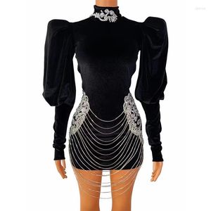 Abbigliamento da palcoscenico Catene di strass argento sexy Abito di velluto nero Strass Abito da ballo Spettacolo Costume Festa di compleanno femminile