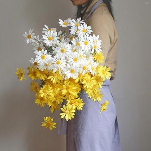 Dekorativa blommor konstgjorda tusensköna bröllop brudbukett heminredning silke liten falsk vit gul lila simulering