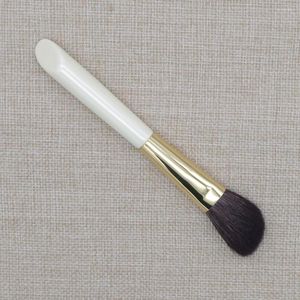Makeup Brushes K167 Professional Handmade Soft Blue Squirrel Goat Hair Angled Contour Sculpting Brush White Handle Make Up