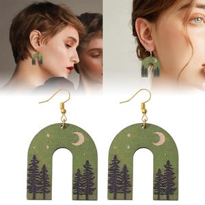 Hoop örhängen förpackningar med grönt u -formad arch tree moon reversibelt trä för att bära dekorativa flickors nicklar för kvinnor
