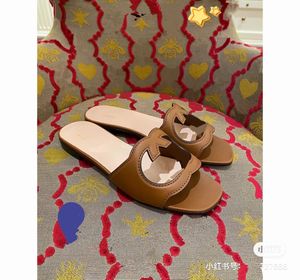 2023 NUOVE donne estive Sandali piatti casual in pelle Lady Indoor Beach Scarpe di design di lusso Donna Boho Pantofole open toe Hollow Female Brand Slide G