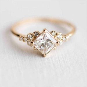 Fedi nuziali Piccolo anello di cristallo alla moda Colore oro Delicato regalo per feste da donna Taglia 6-10