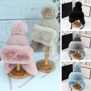 Berets Женщины холодная защита ветропроницаемые сгущенные вязаные шляпы теплые зимние ушные шляпы