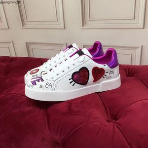 Lady Flat Casual Shoes Women Travel Skórzowe koronkowe trampki Cowhide Letters Woman Białe brązowe platforma butów Mężczyzierki Gym MKJ58851