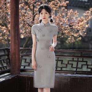 Abbigliamento etnico Grigio Sexy Slim Novità Cheongsam Summer Women Elegante abito da festa orientale Migliora Qipao Butterfly Appliques Abiti cinesi