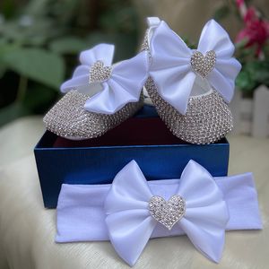 First Walkers Dollbling Top Design White Bowknot born Toddler Baby Girl Dress Shoes Soft Sole With Bow Tie Headband For Christening 230114