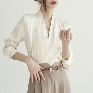 女性用ブラウスセクシー2023ボタンアップサテンシルクシャツ韓国語デザインベージュホワイト長袖ストリートウェアシャツ卸売