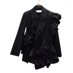 Abiti da donna Blazer da donna con volant Cappotto con bottoni ricoperti di primavera Abito con giunture pieghettate Cardigan OL Giacca con colletto rovesciato irregolare Top corto