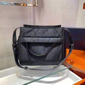 Tasarımcı Erkekler Naylon Çanta Üçgen Çapraz Bags Messenger Omuz Postacı Çanta Büyük Satchel Paket Moda fermuar fonksiyonu cüzdan mektubu P 308