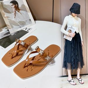 Kapcie online celebrytka flip-flops moda 2023 Stylowy stylowy styl retro clip-stóp ins plażowy sandals sandals