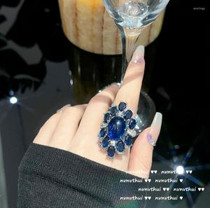 Fedi nuziali Moda di alta qualità per le donne Esagerato Royal Blue Crystal Simulation Sapphire Sugar Tower Ring Party Statement Jewelry