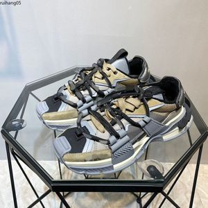 män kvinnor lyxiga stövlar designer skor sneakers i kamouflage mesh tyg gummi stud trippel svart vit beige tränare jogging promenad mlmk458754