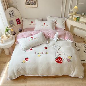 Set di biancheria da letto Carino Asciugamano alla fragola Ricamo Set bambino caldo Velluto Pile Copripiumino Lenzuolo Federe Flanella