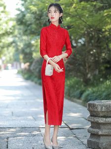 エスニック服の赤い花嫁中国のウェディングドレスセクシーなレースビーズチョンサムサイドスプリット女性セレブガウンヴィンテージマンダリンカラーQiapo