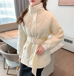 Casacos de trincheira feminina e estilo de outono de inverno Casaco fino casaco branco curto Casaco de algodão