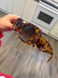 Marca de luxo 2023 Novo design Polarized Sunglasses Glasses Gita de grife feminino PC de moldura de pco de sol temperado PC temperado Lens de óculos de sol retro óculos de sol UV400