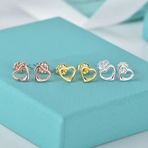 18k Gold Heart-Shaped Diamond Stud Earrings Luxury Designer Kvinnor￶rh￤ngen Europeiska och amerikanska emalj 925 Silver Jewelry Gift Factory