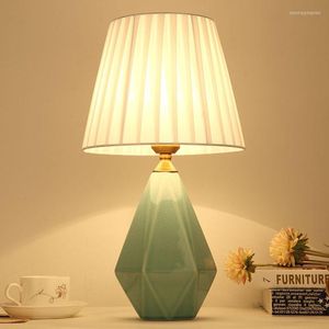 Bordslampor norra Europa moderna små keramiska inomhus elegant kreativa tyg lampskärmsljus för sängen,