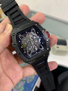 Armbanduhren Klassische rote schwarze Gummi-Herrenuhr Saphir-Automatik-Mechanik-Kohlefaser-Kalender-Skelettglas-Rückseite durchsichtig