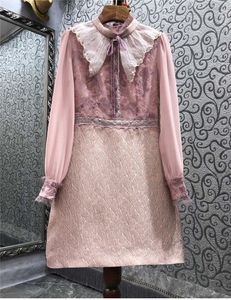 Casual klänningar toppkvalitet 2023 Spring Dress Women Vintage Jacquard Print Lace Brodery Deco Lång ärm Slim Fited Party Pink