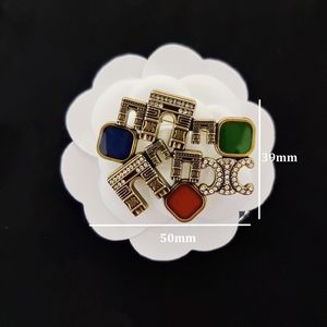 Wiele stylów szpilki opcjonalnie luksusowa marka projektant broszka mały słodki wiatr INS kobiety podwójne litery broszki garnitur pin biżuteria odznaka odzież męska dekoracja party